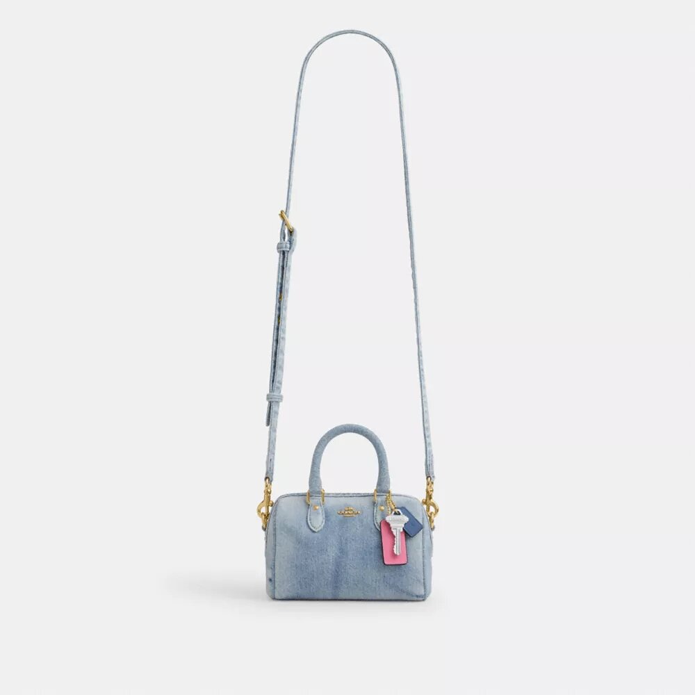 Mini Rowan crossbody-taske i slidt denim med vedhæng