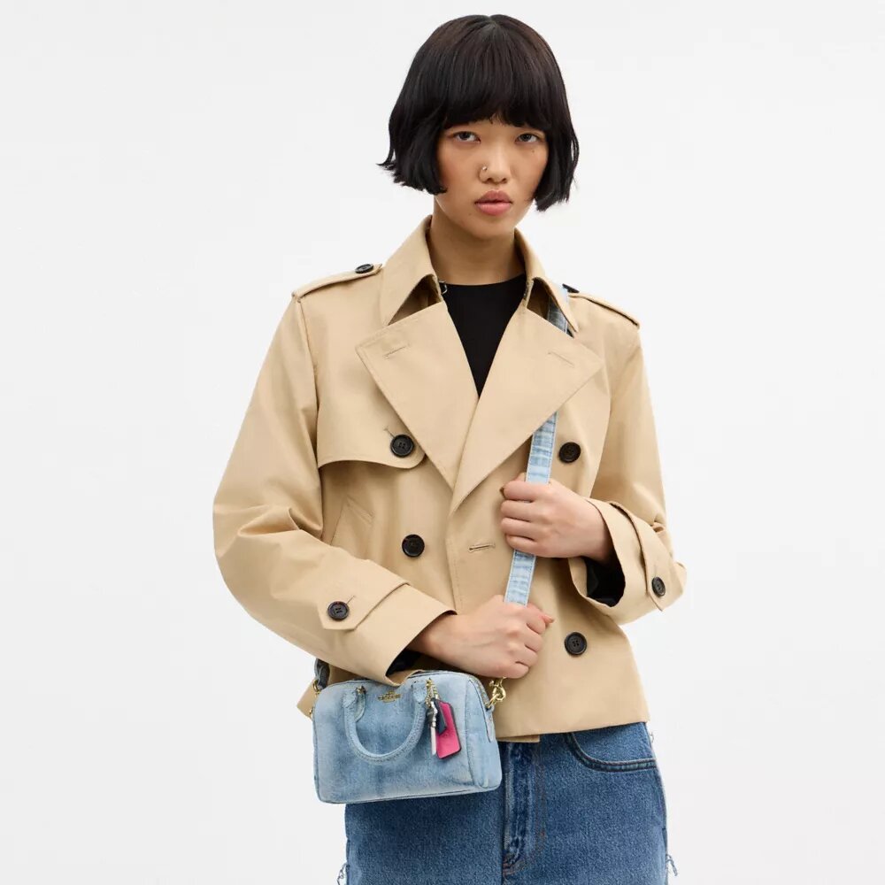 Mini Rowan crossbody-taske i slidt denim med vedhæng