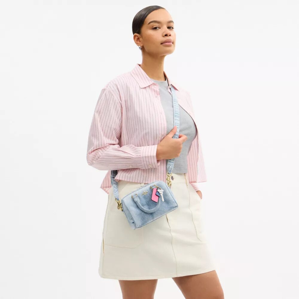 Mini Rowan crossbody-taske i slidt denim med vedhæng