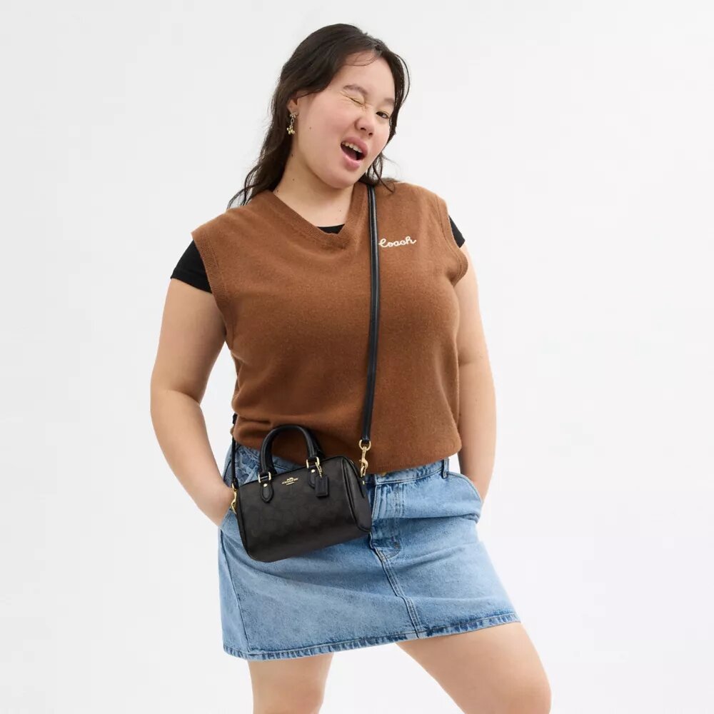 Mini Rowan crossbody-tasker i Signature Canvas