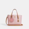 Mollie-tote 25 i Signature Canvas med vedhæng