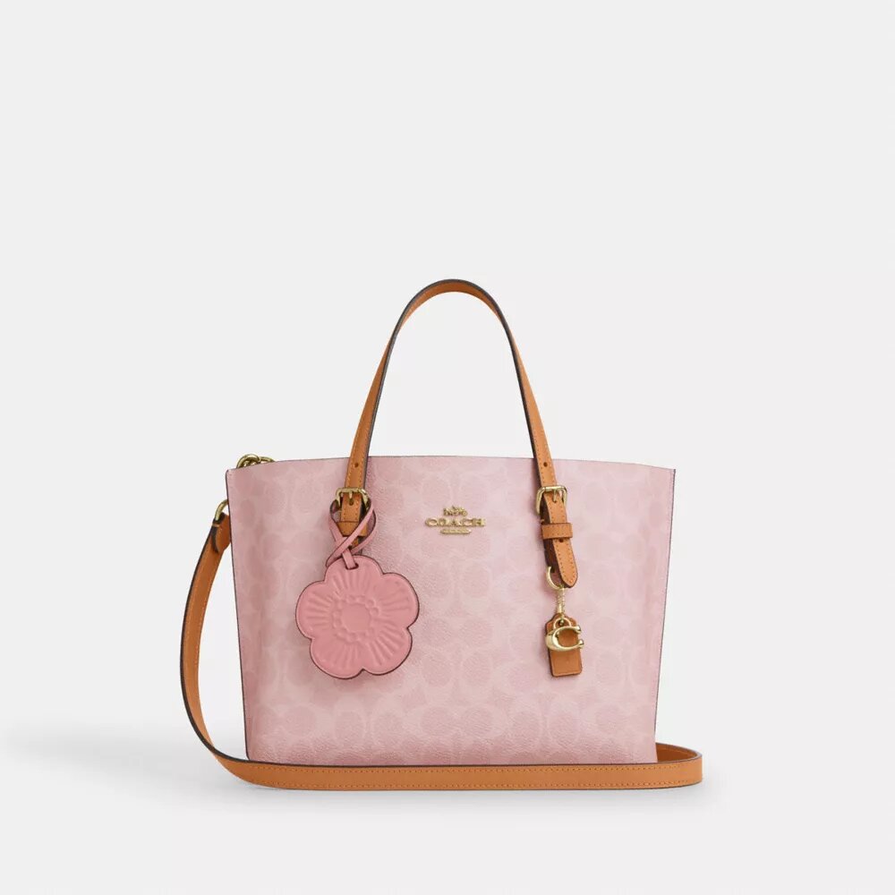Mollie-tote 25 i Signature Canvas med vedhæng