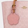 Mollie-tote 25 i Signature Canvas med vedhæng