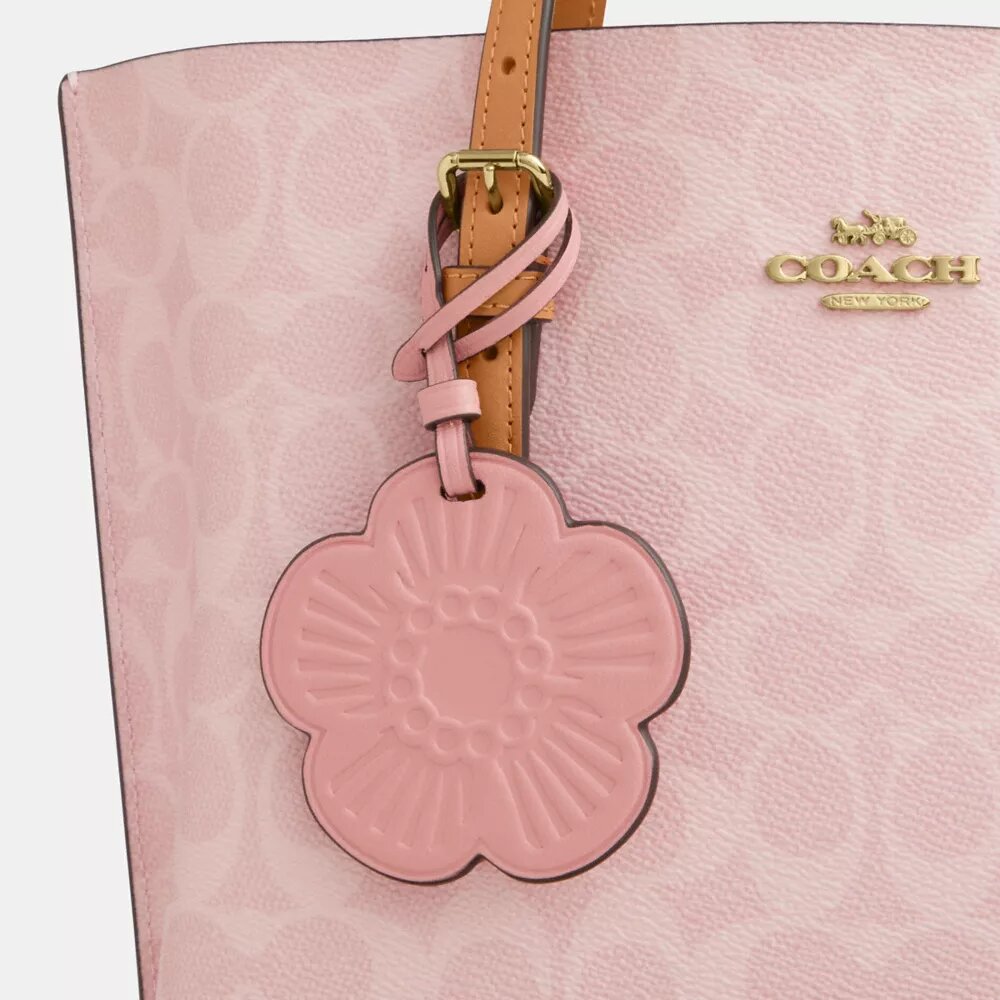 Mollie-tote 25 i Signature Canvas med vedhæng