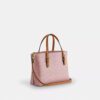 Mollie-tote 25 i Signature Canvas med vedhæng