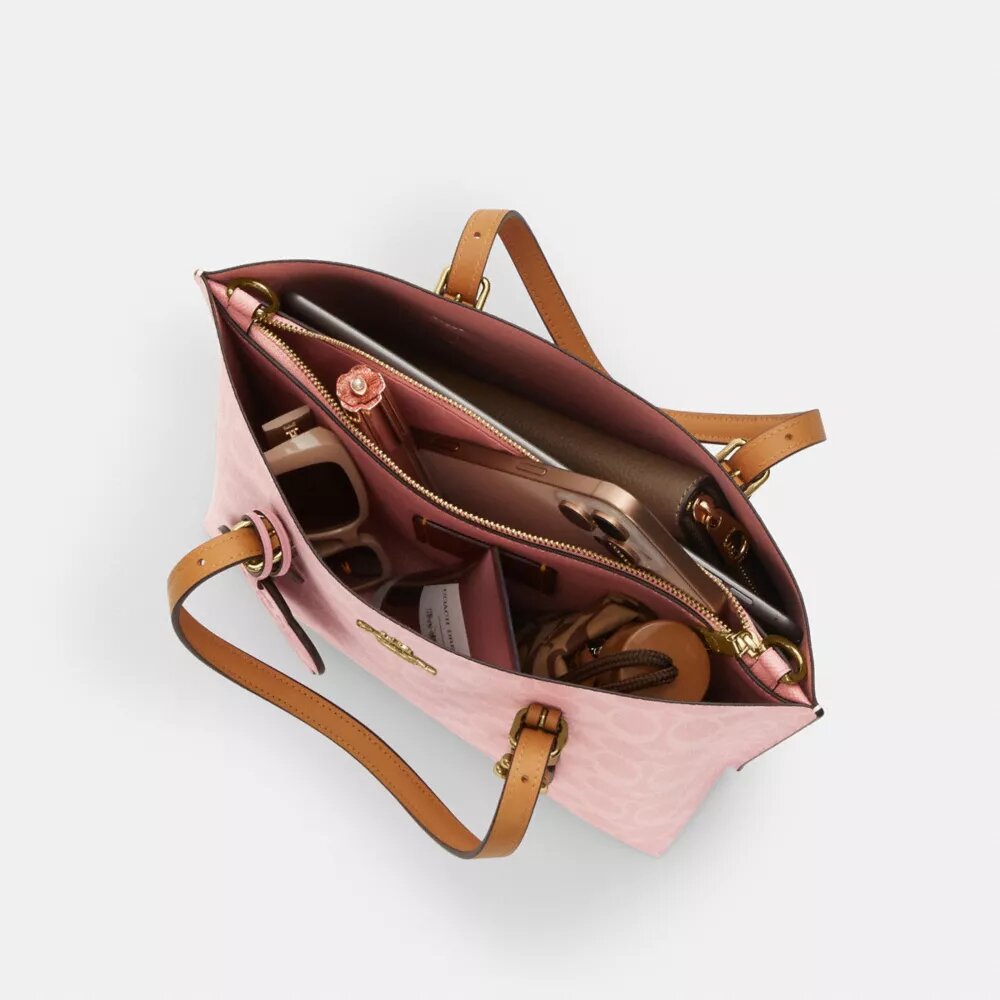Mollie-tote 25 i Signature Canvas med vedhæng