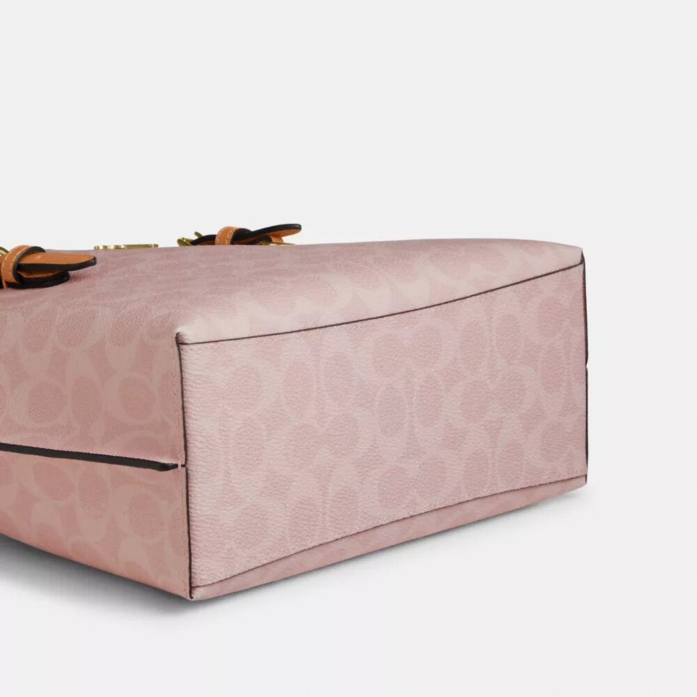 Mollie-tote 25 i Signature Canvas med vedhæng