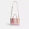 Mollie-tote 25 i Signature Canvas med vedhæng