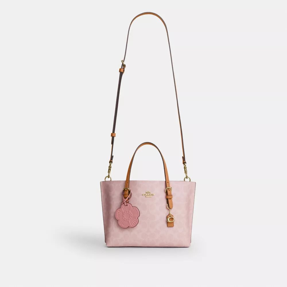 Mollie-tote 25 i Signature Canvas med vedhæng