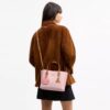 Mollie-tote 25 i Signature Canvas med vedhæng