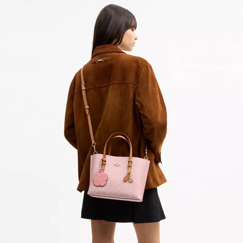 Mollie-tote 25 i Signature Canvas med vedhæng