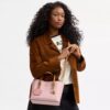 Mollie-tote 25 i Signature Canvas med vedhæng