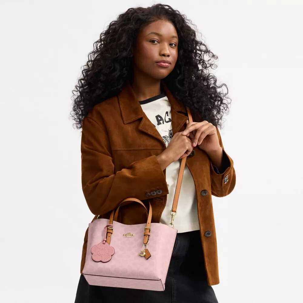 Mollie-tote 25 i Signature Canvas med vedhæng