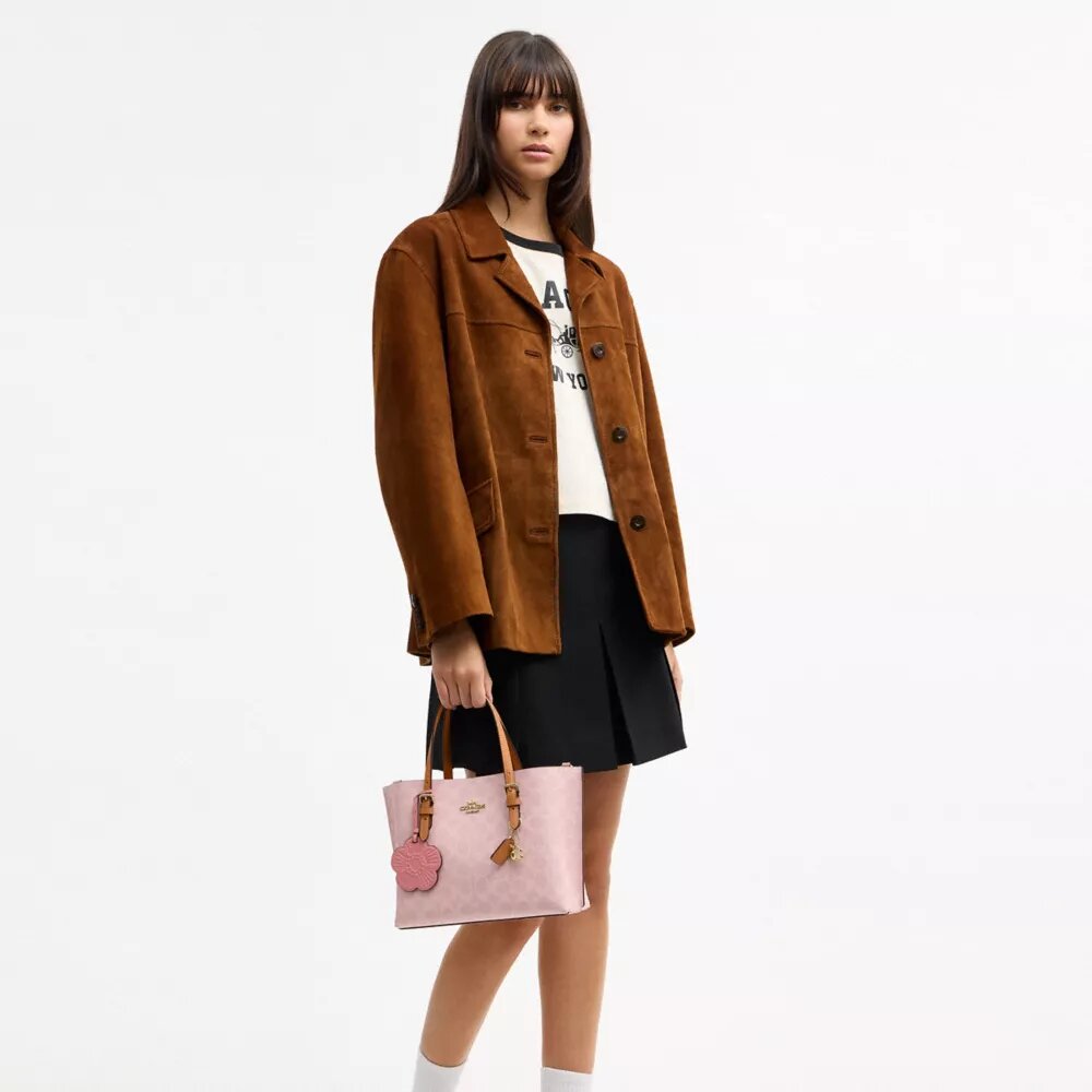 Mollie-tote 25 i Signature Canvas med vedhæng