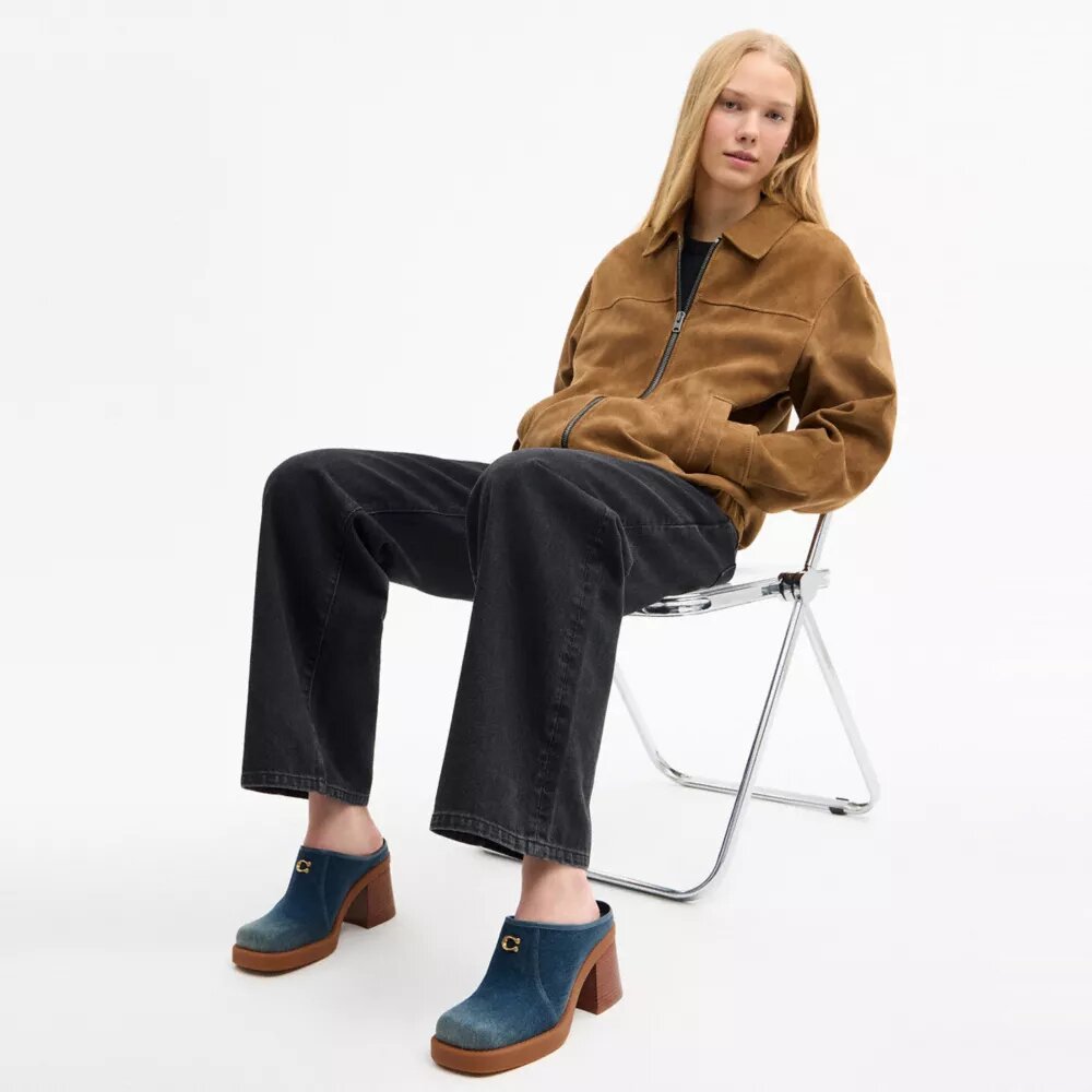 Mules med hæl og skulptureret C-logo i Loved Denim