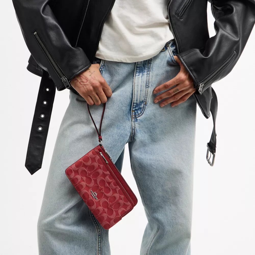 Punge med dobbelt lynlås i Signature Denim