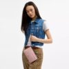 Punge med dobbelt lynlås i Signature Denim