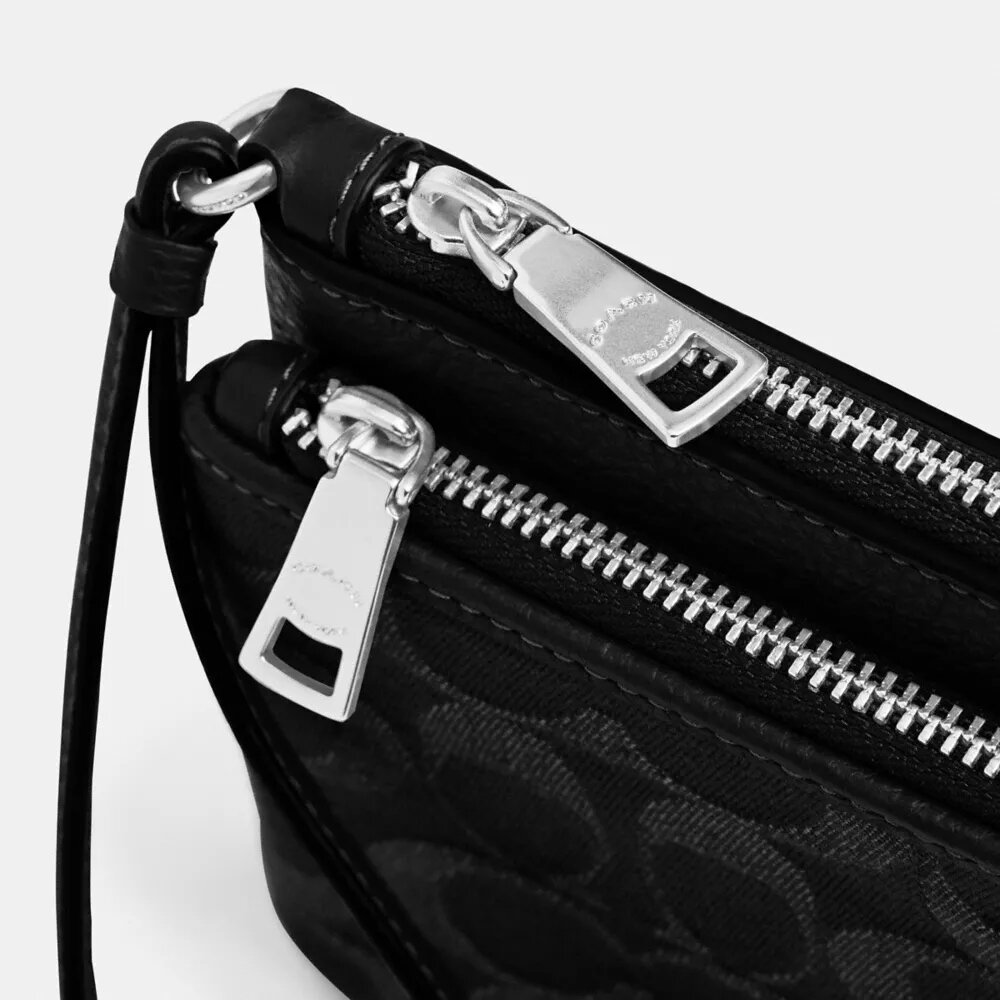 Punge med dobbelt lynlås i Signature Denim