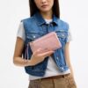 Punge med dobbelt lynlås i Signature Denim
