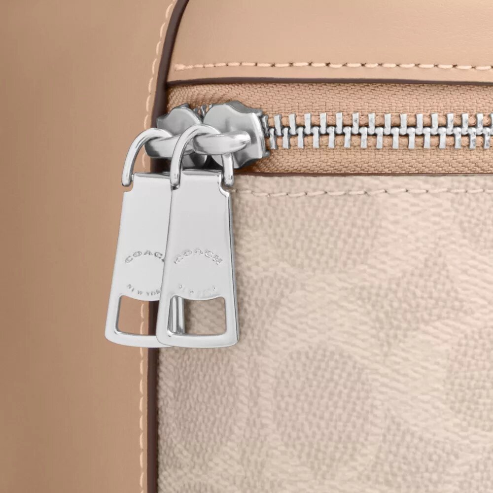 Rainer crossbody-taske 18 i Signature Canvas