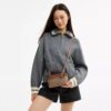 Rainer crossbody-taske 18 i Signature Canvas