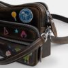 Rexy 10-års fødselsdag Dakota crossbody-taske i patineret læder med klistermærketryk