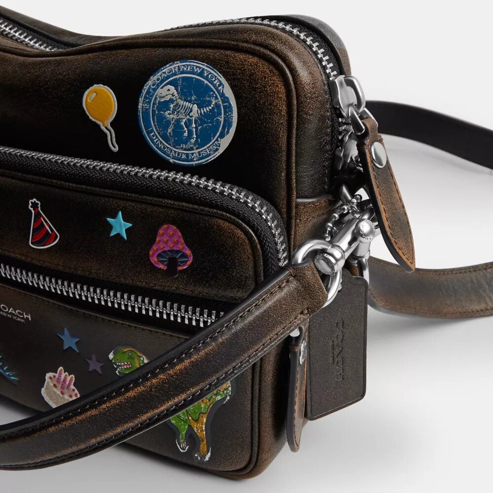 Rexy 10-års fødselsdag Dakota crossbody-taske i patineret læder med klistermærketryk