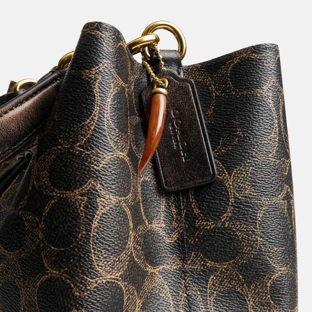 Rowan-bucketbag i Loved Signature Canvas med Vedhæng