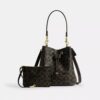 Rowan-bucketbag i Loved Signature Canvas med Vedhæng