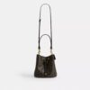 Rowan-bucketbag i Loved Signature Canvas med Vedhæng