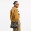 Rowan-bucketbag i Loved Signature Canvas med Vedhæng