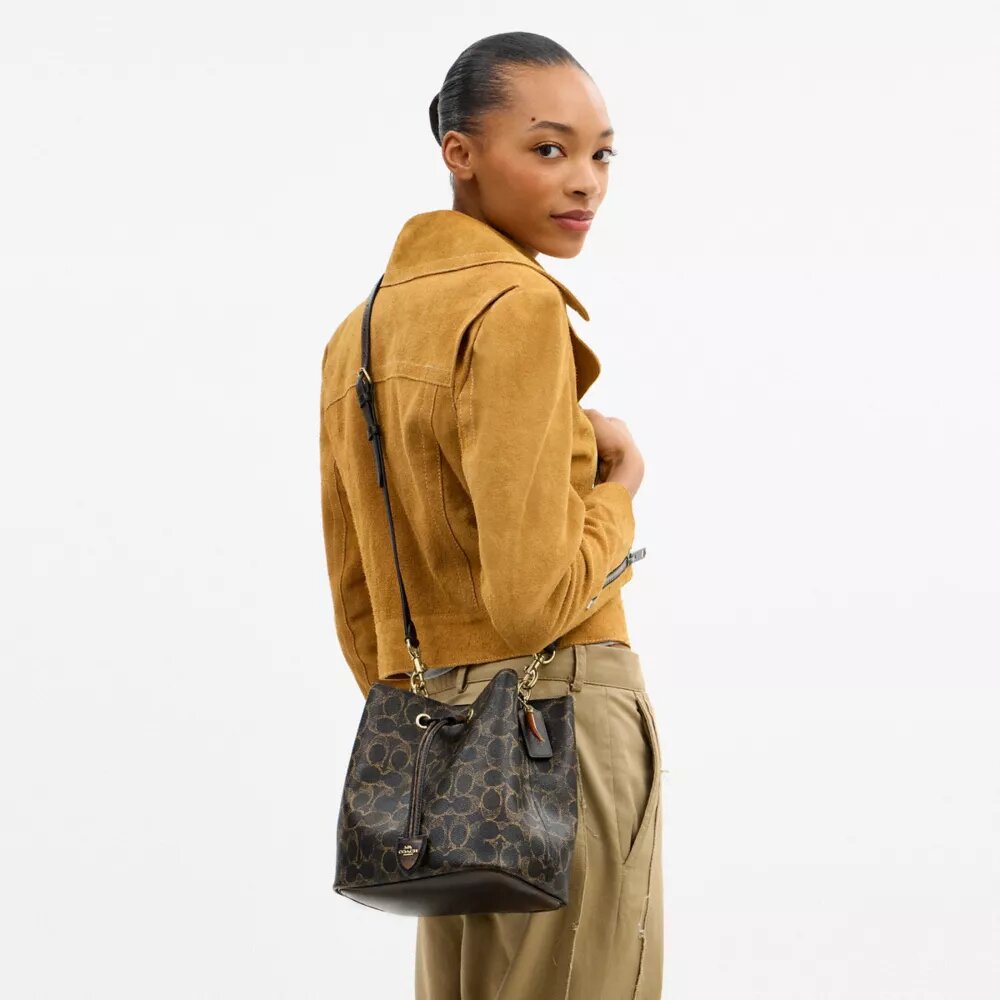 Rowan-bucketbag i Loved Signature Canvas med Vedhæng