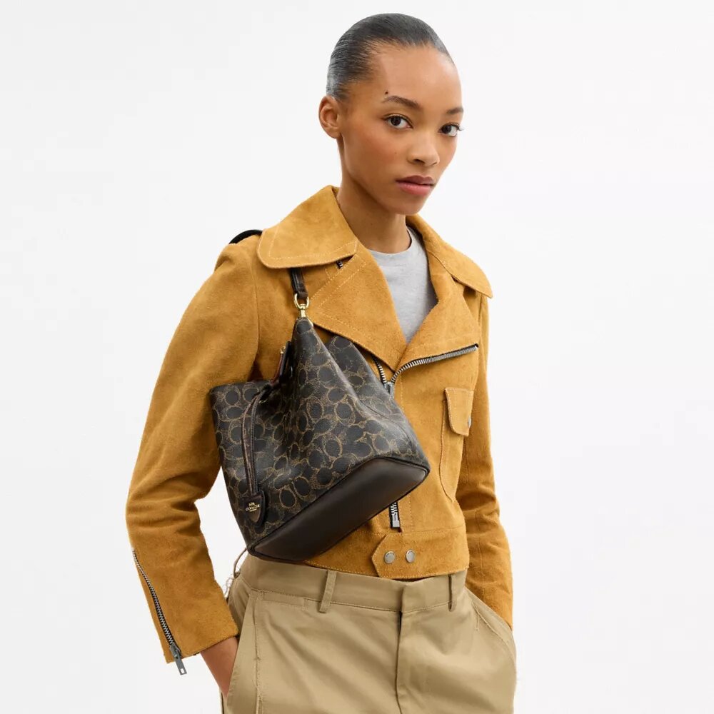 Rowan-bucketbag i Loved Signature Canvas med Vedhæng
