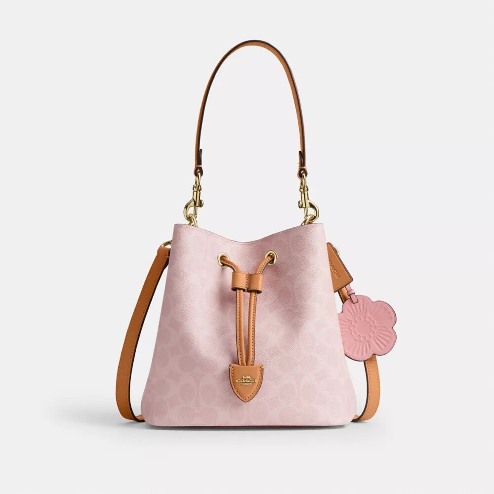 Rowan-bucketbag i Signature Canvas med Vedhæng