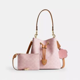 Rowan-bucketbag i Signature Canvas med Vedhæng