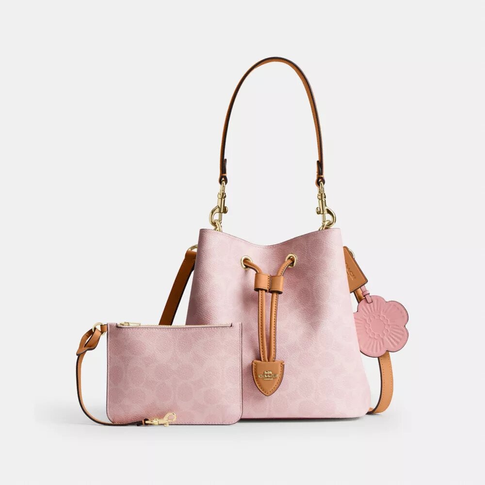 Rowan-bucketbag i Signature Canvas med Vedhæng