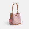 Rowan-bucketbag i Signature Canvas med Vedhæng