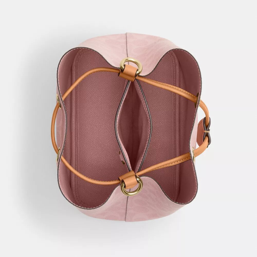 Rowan-bucketbag i Signature Canvas med Vedhæng