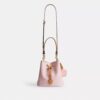 Rowan-bucketbag i Signature Canvas med Vedhæng