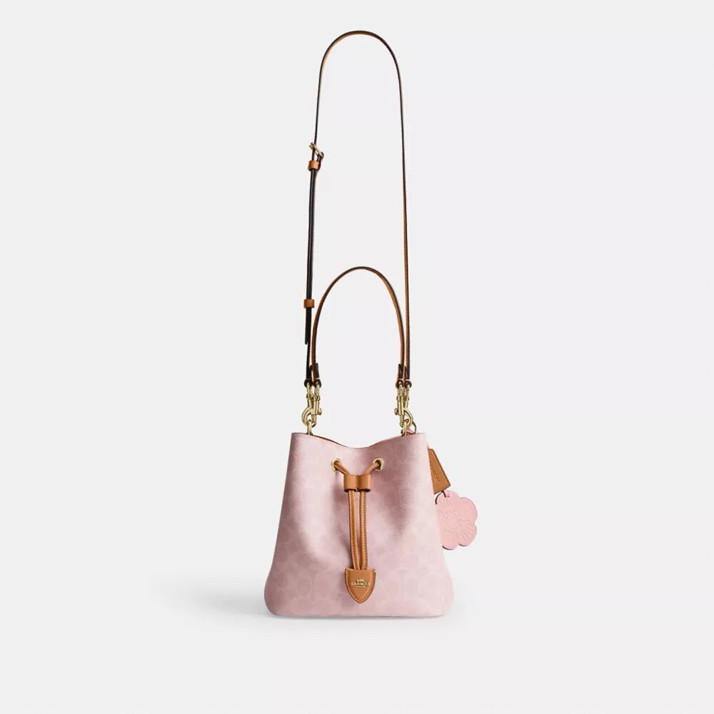 Rowan-bucketbag i Signature Canvas med Vedhæng