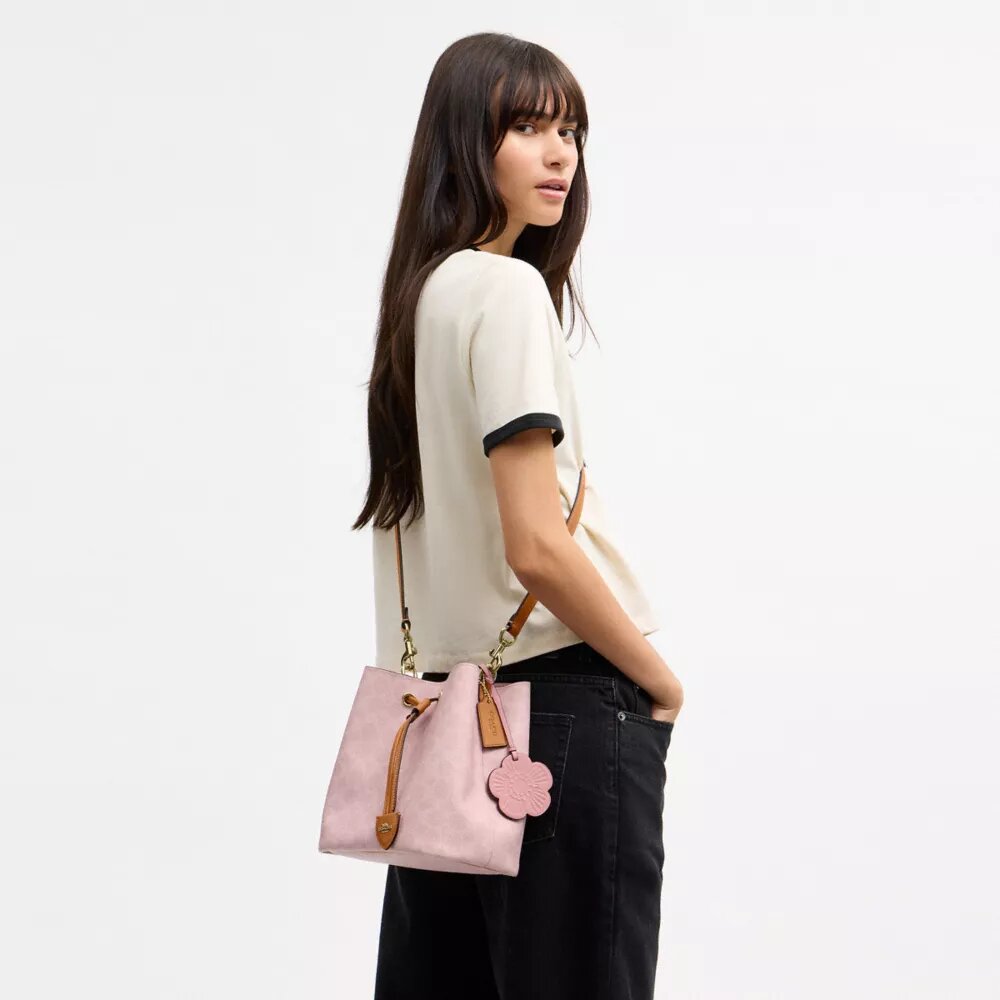 Rowan-bucketbag i Signature Canvas med Vedhæng