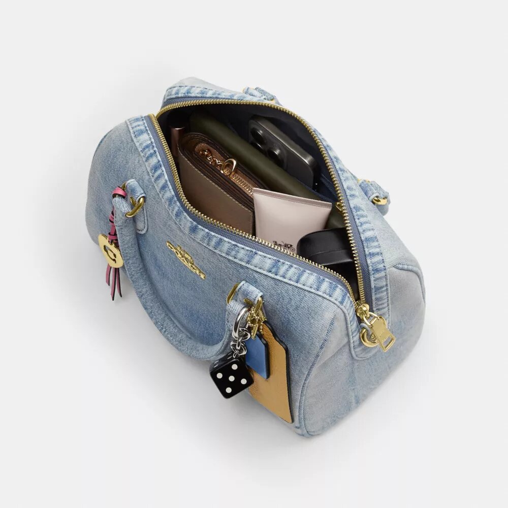 Rowan-satcheltaske i Loved Denim med vedhæng