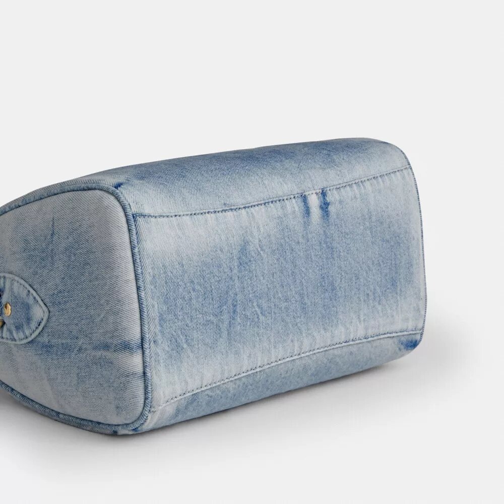 Rowan-satcheltaske i Loved Denim med vedhæng