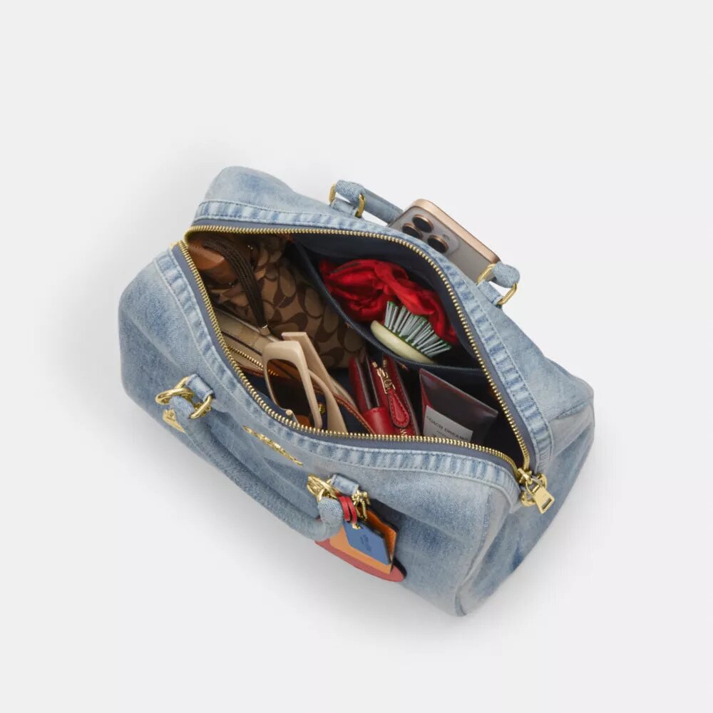 Rowan stor skuldertaske i slidt denim med Vedhæng