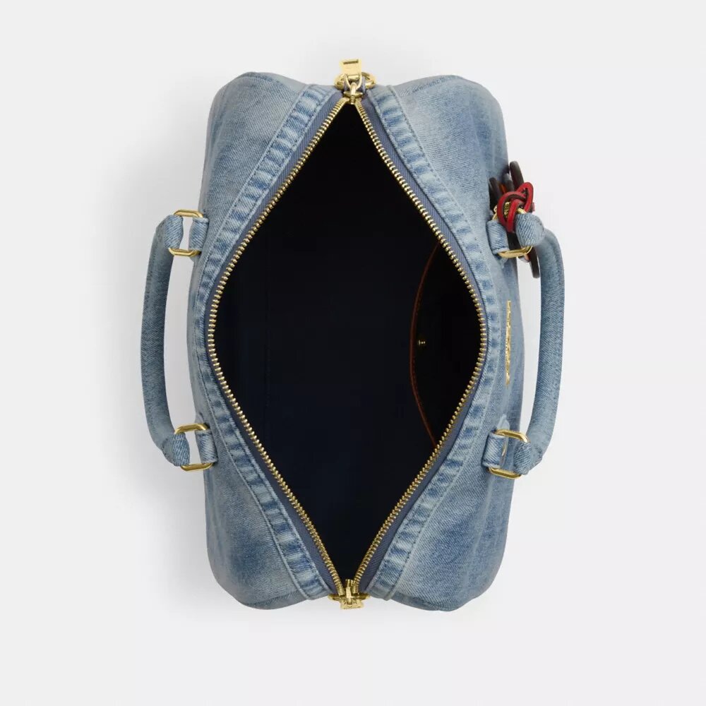 Rowan stor skuldertaske i slidt denim med Vedhæng