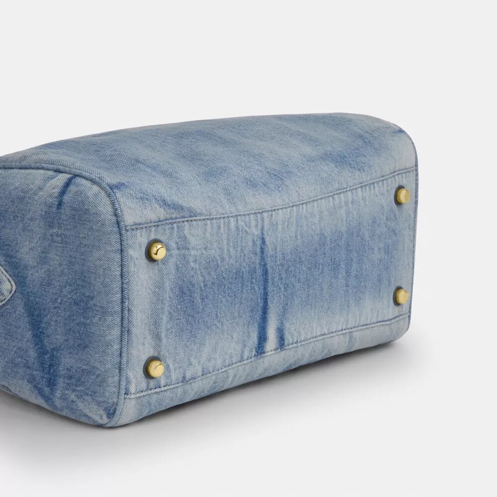 Rowan stor skuldertaske i slidt denim med Vedhæng