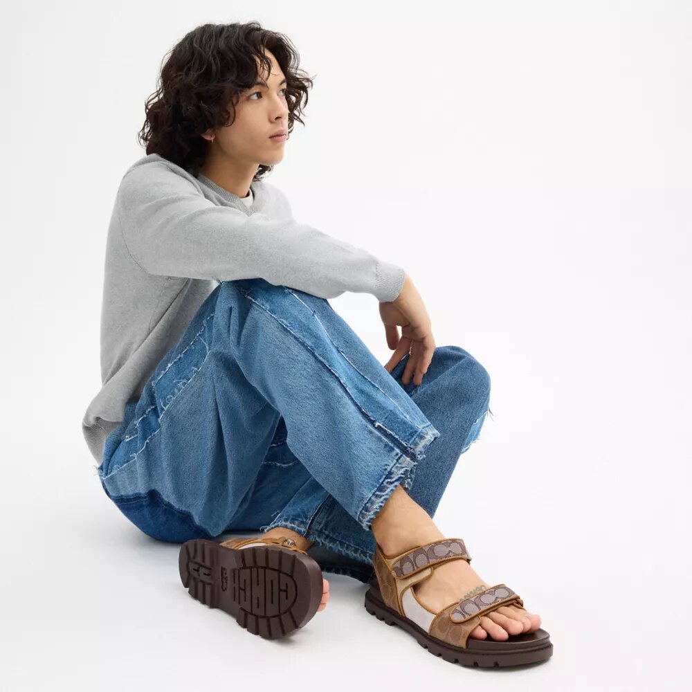 Sandaler med dobbelt rem i signaturdesign
