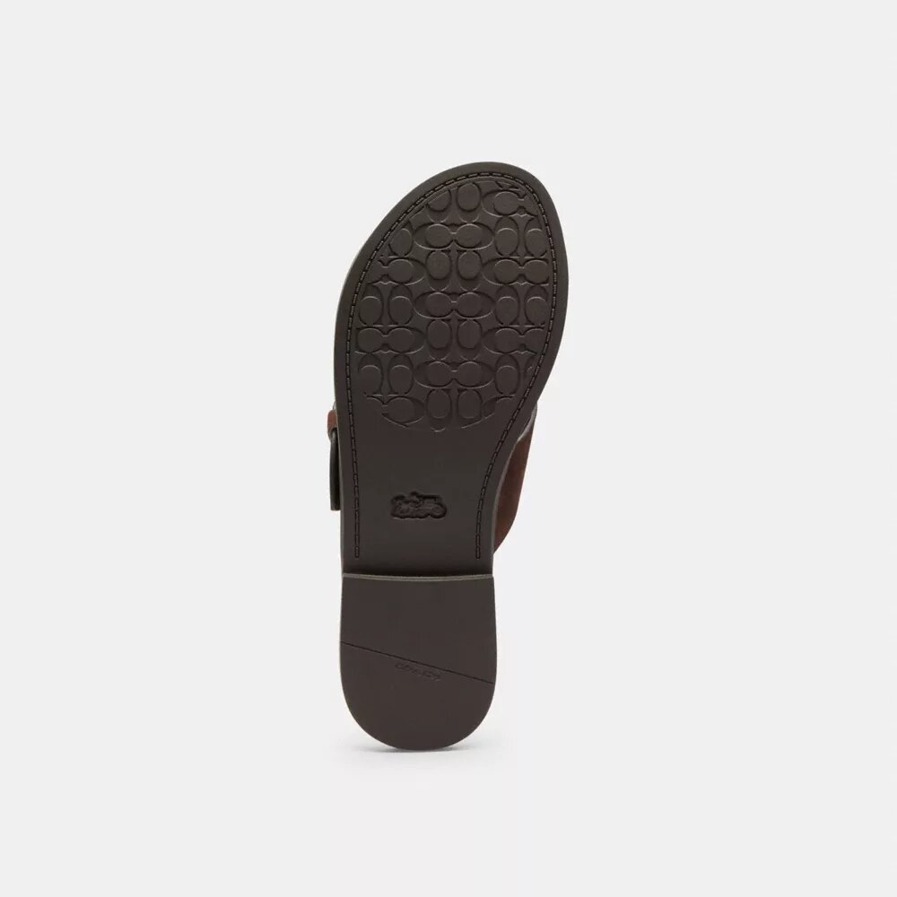 Sandaler med spænde, der krydses