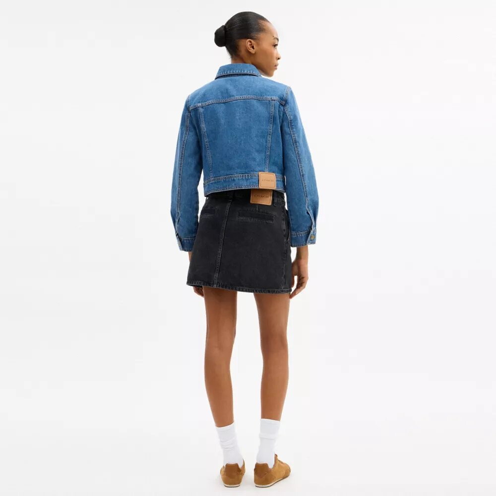 Sculpted C-jakke i krympet denim af økologisk bomuld