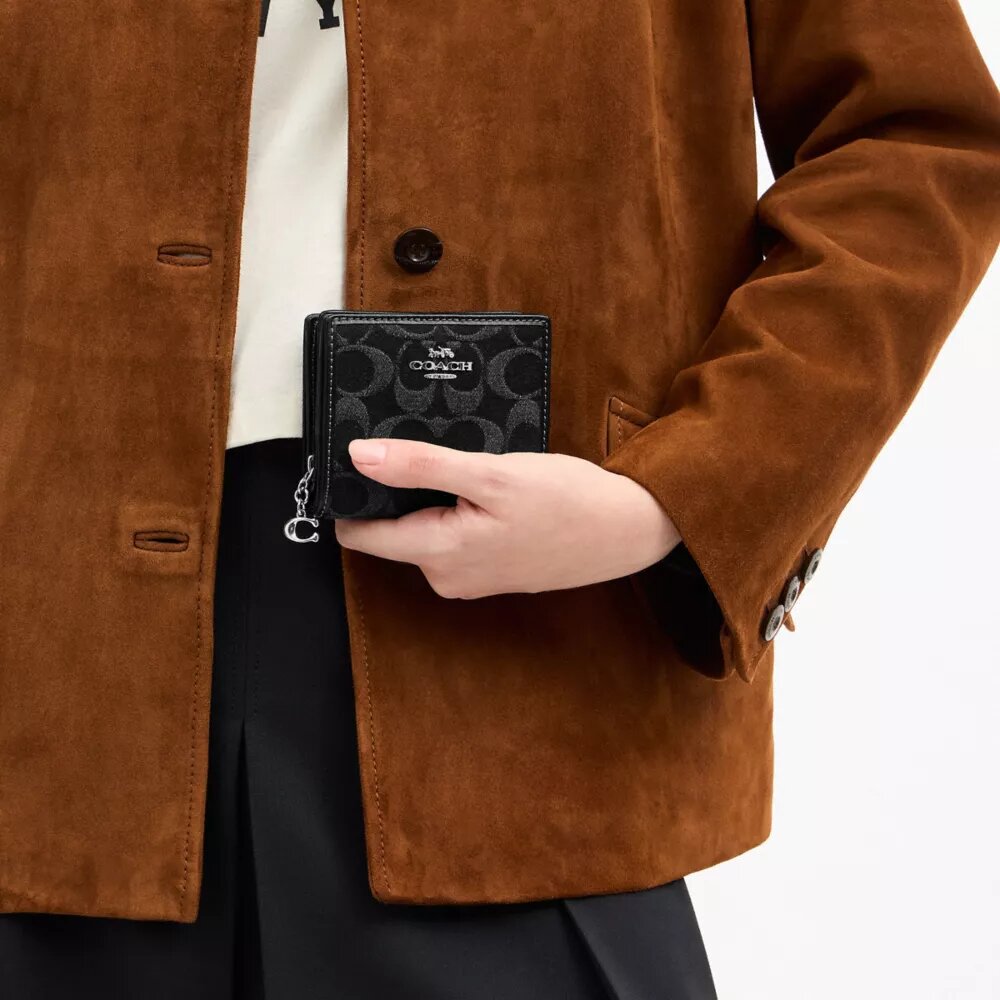Snap-punge i signatur-denim